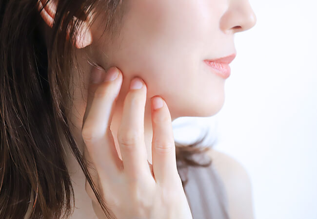 美容皮膚科の通院を検討する女性のイメージ